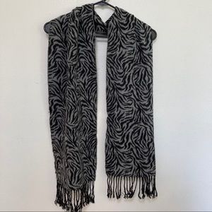 Merona scraggy Grey and black zebra print